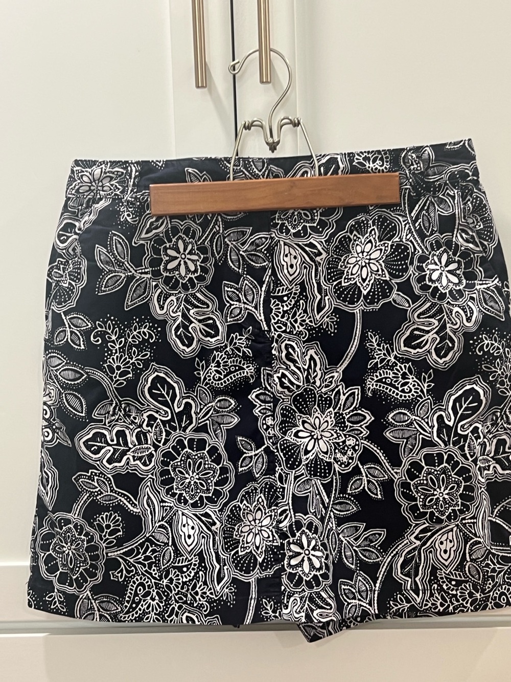 Karen Scott Black and White Floral Skort.  waist 34", length 19, inseam 7".